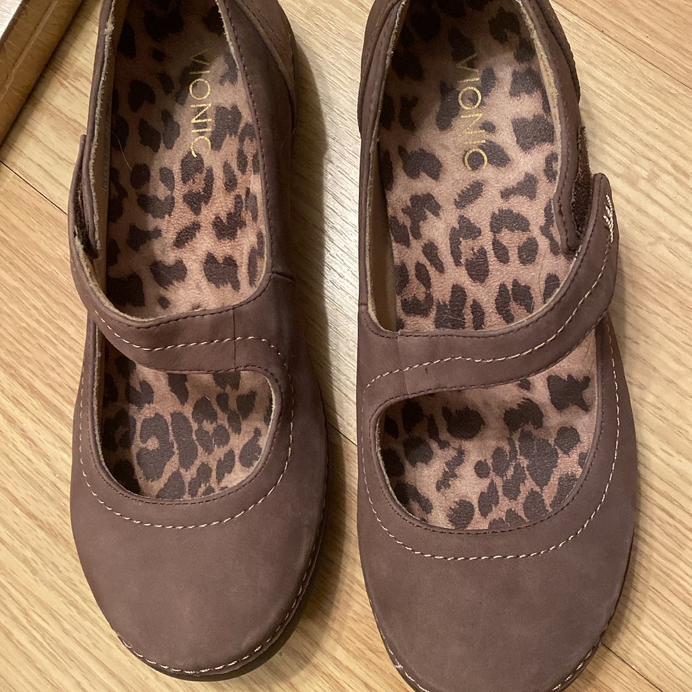 Preowned women’s suede leather Vionic shoes 10 Excellent - Picture 10 of 11